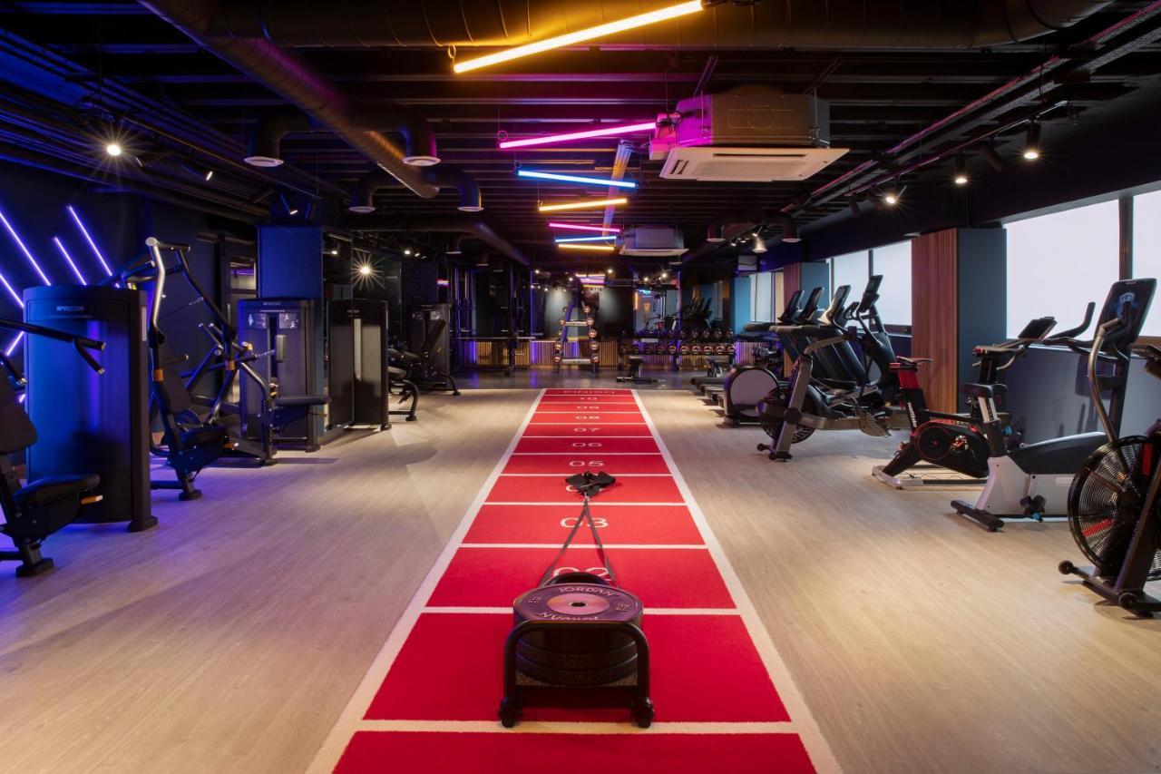 Leonardo Royal Hotel Birmingham Kültér fotó The interior of a modern gym