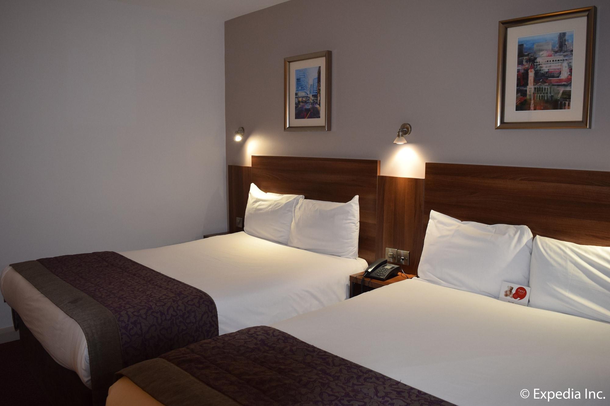 Leonardo Royal Hotel Birmingham Kültér fotó Two beds in a hotel room