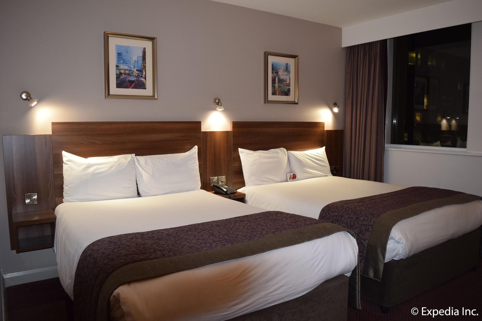 Leonardo Royal Hotel Birmingham Kültér fotó Two beds in a hotel room
