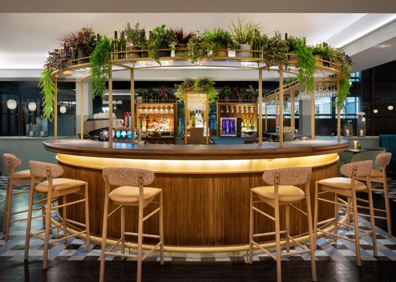 Leonardo Royal Hotel Birmingham Kültér fotó The bar at the hotel