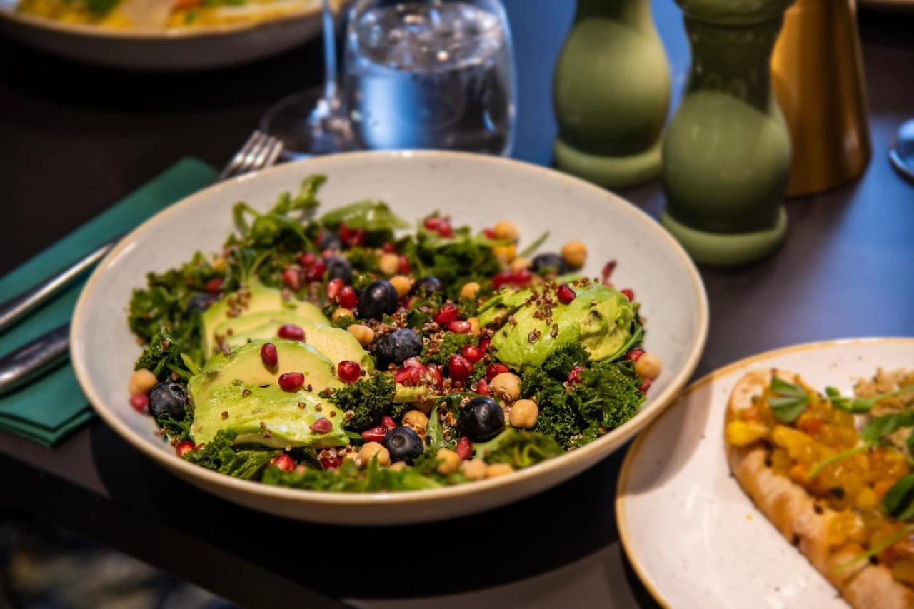 Leonardo Royal Hotel Birmingham Kültér fotó Salad with avocado, quinoa, chickpeas, pomegranate seeds, kale, blueberries and blackberries