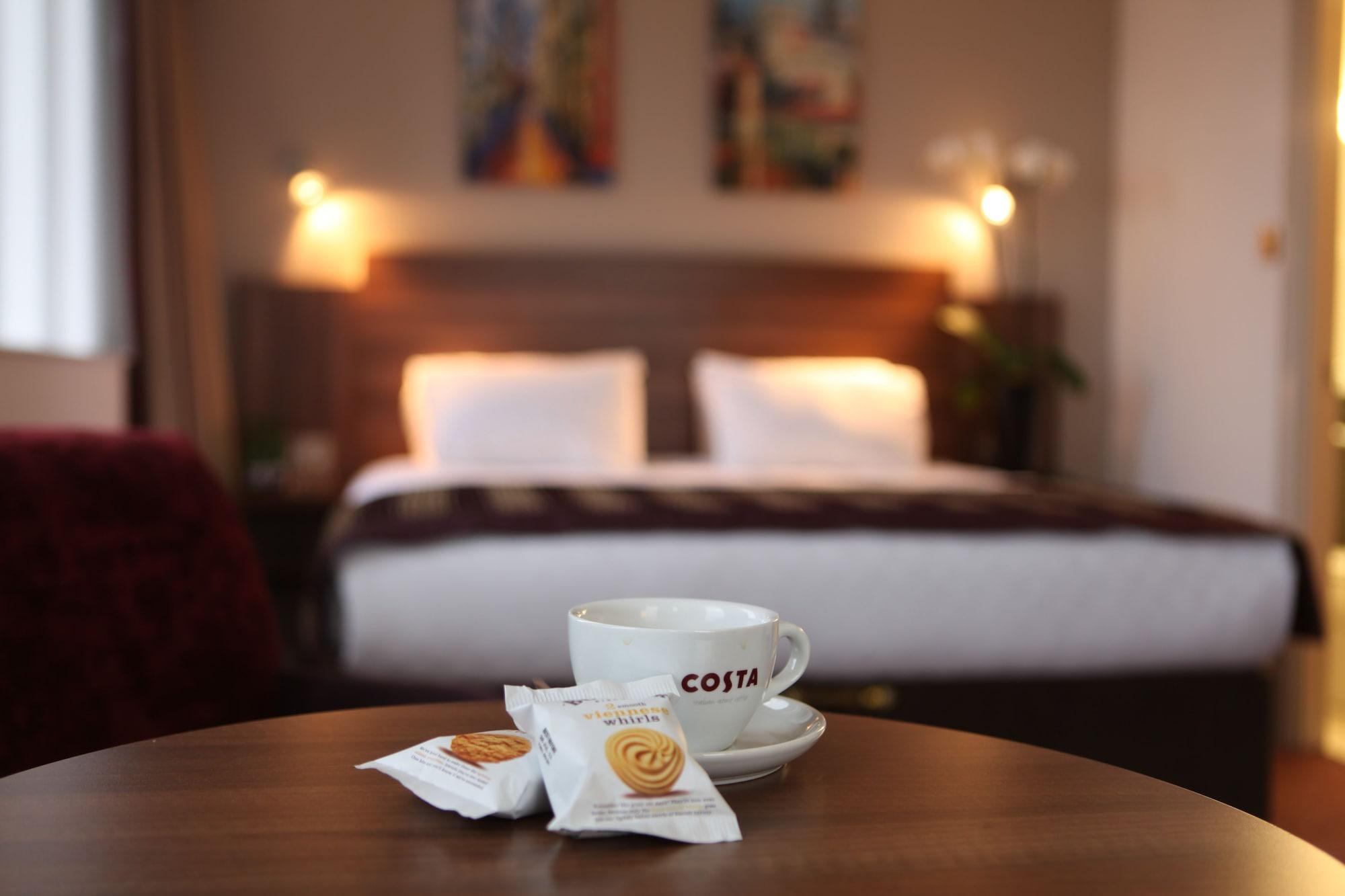Leonardo Royal Hotel Birmingham Kültér fotó A Costa Coffee in a hotel