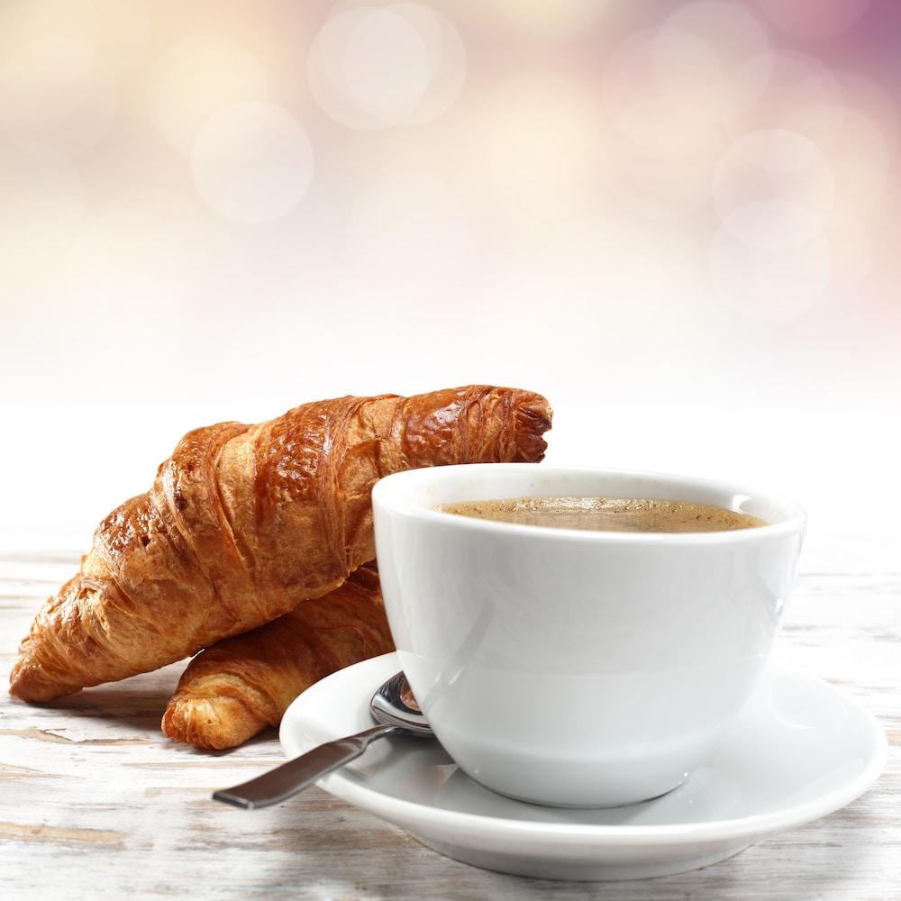 Leonardo Royal Hotel Birmingham Kültér fotó Croissants and coffee