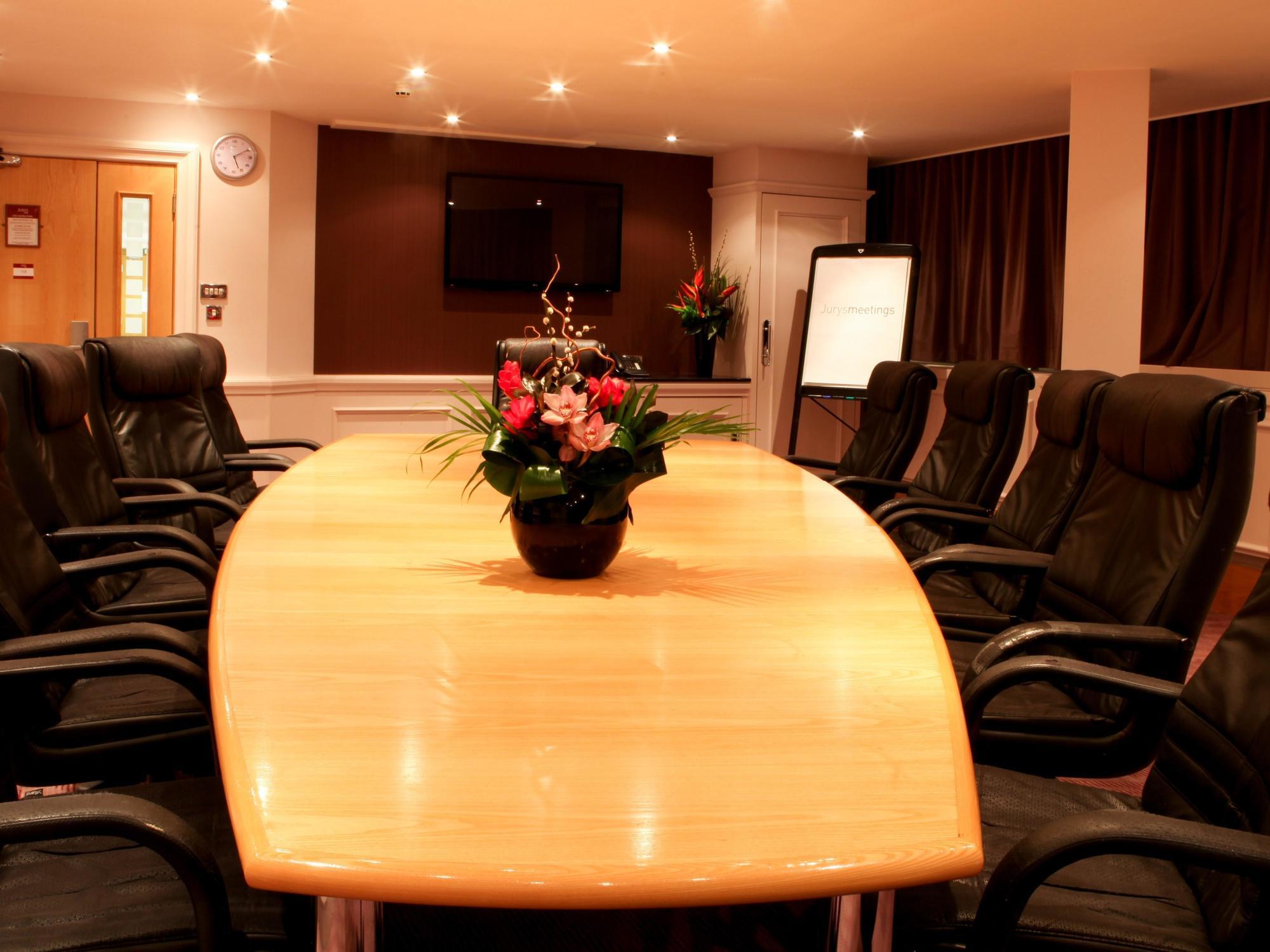 Leonardo Royal Hotel Birmingham Kültér fotó A meeting room in a hotel