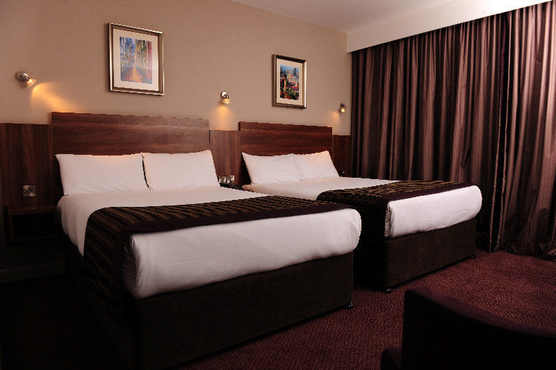 Leonardo Royal Hotel Birmingham Kültér fotó Two beds in a hotel room