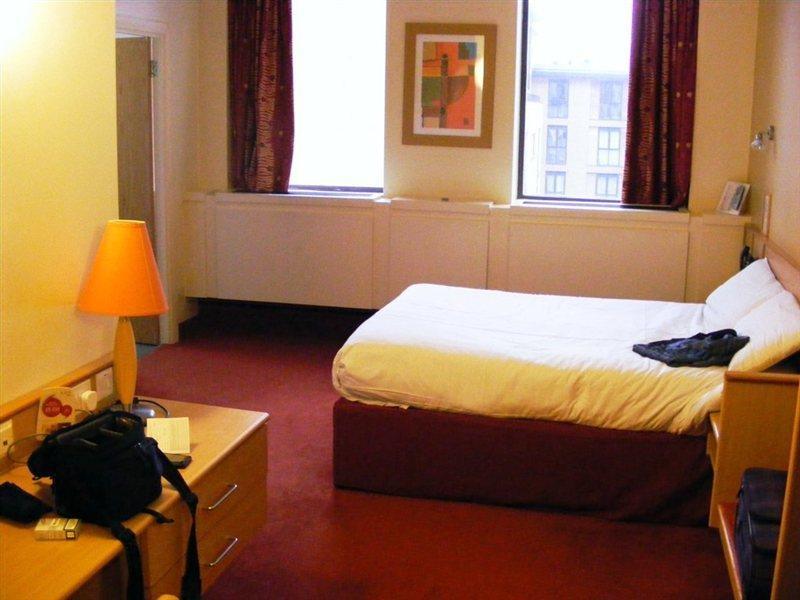 Leonardo Royal Hotel Birmingham Kültér fotó A room at a hotel