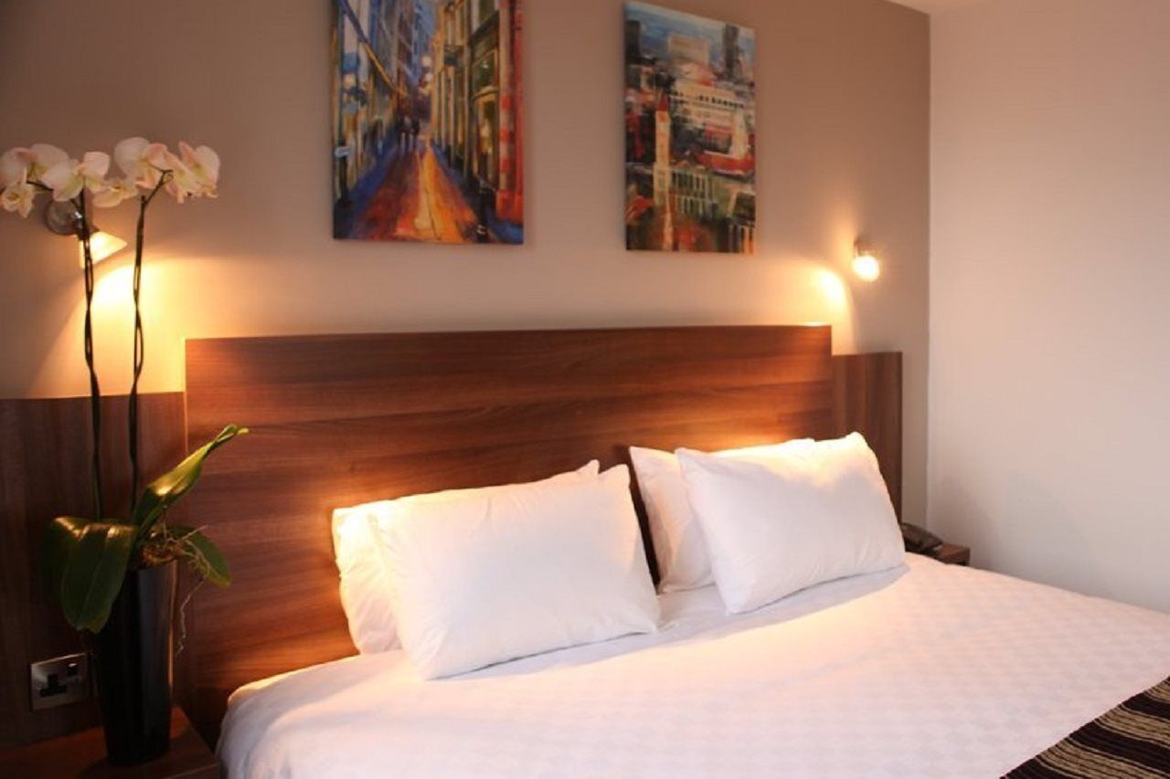 Leonardo Royal Hotel Birmingham Kültér fotó A bedroom in a hotel